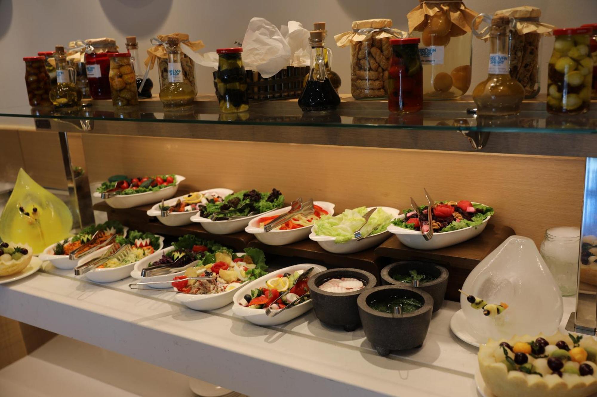 Karavansaray Turkistan Harbour Hotel -Flying Theatre Access Ngoại thất bức ảnh A salad bar