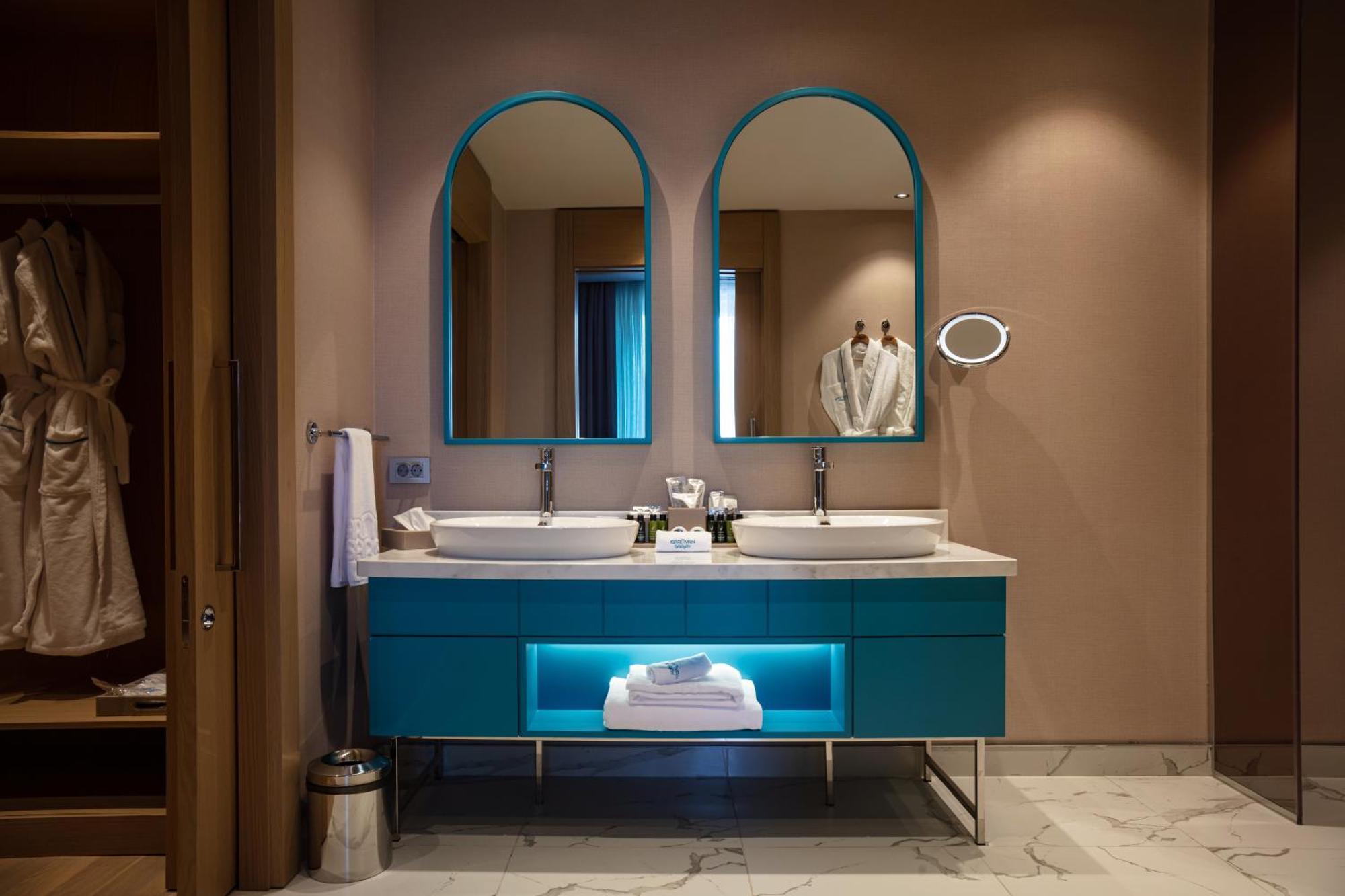 Karavansaray Turkistan Harbour Hotel -Flying Theatre Access Ngoại thất bức ảnh Bathroom