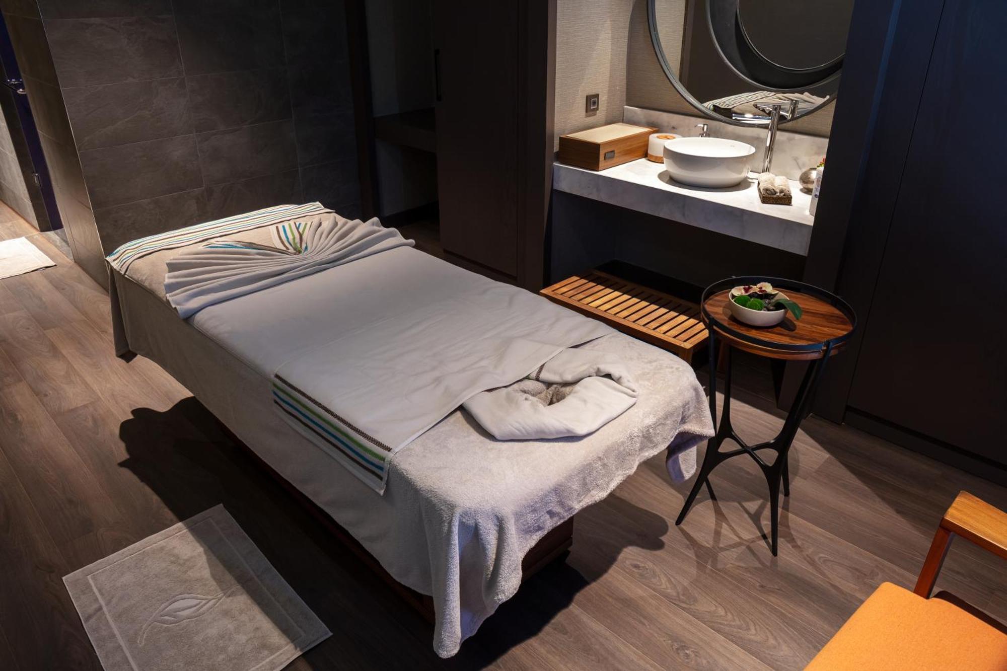 Karavansaray Turkistan Harbour Hotel -Flying Theatre Access Ngoại thất bức ảnh Massage bed